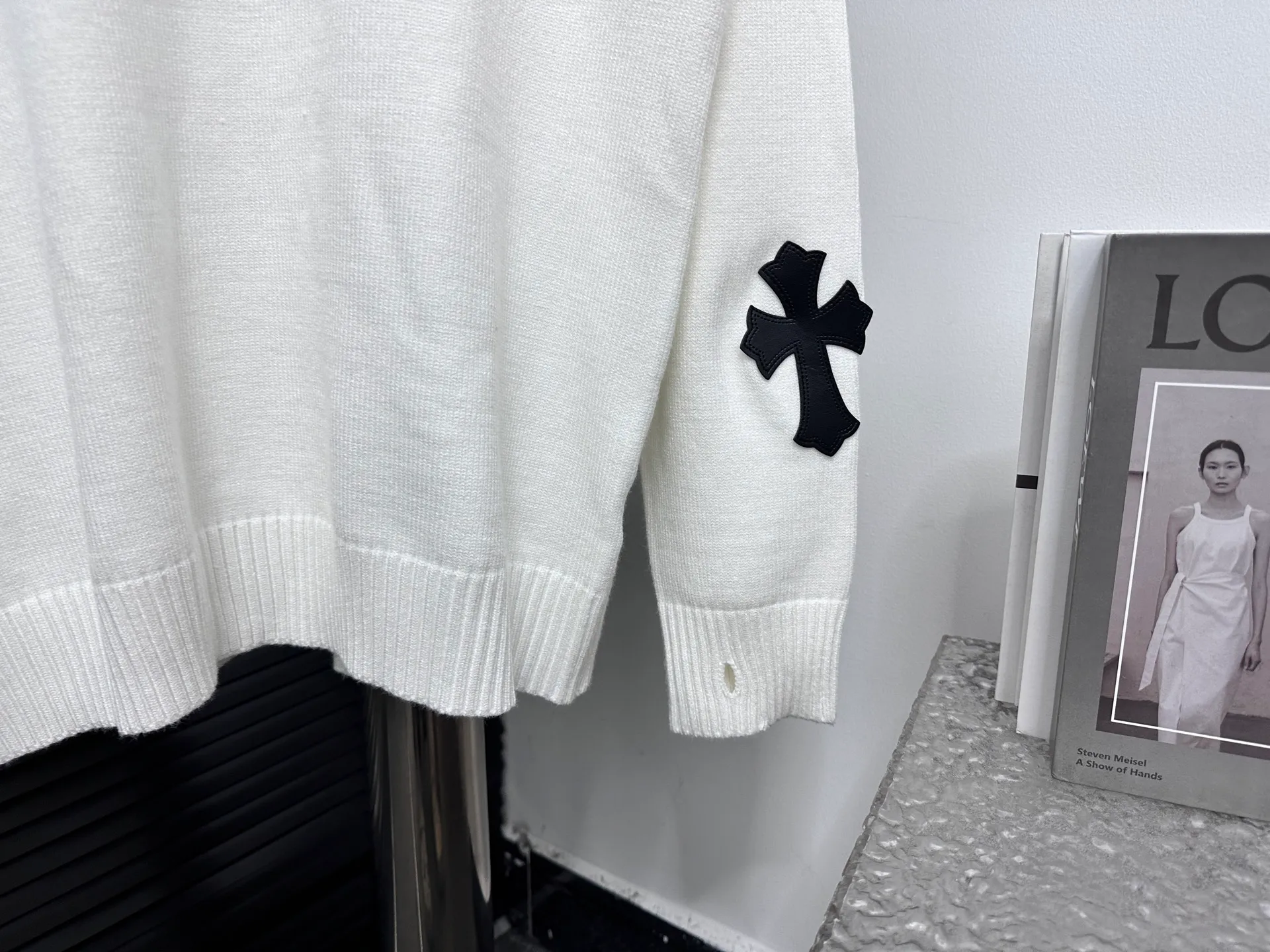 ￼ P250 【Chrome Hearts】Chrome Hearts' new cross-knitted jacquard appliquéd crew neck sweater. Contains 20% wool. The item is made of custom-dyed and custom-spun yarn and purchased from the original version. A full set of customized accessories. Details determine success or failure. A new model for autumn and winter. It is soft and delicate and does not tie the body. The upper body effect is very nice. Loose fit. Same style for men and women. Color: White Black Size: S-L